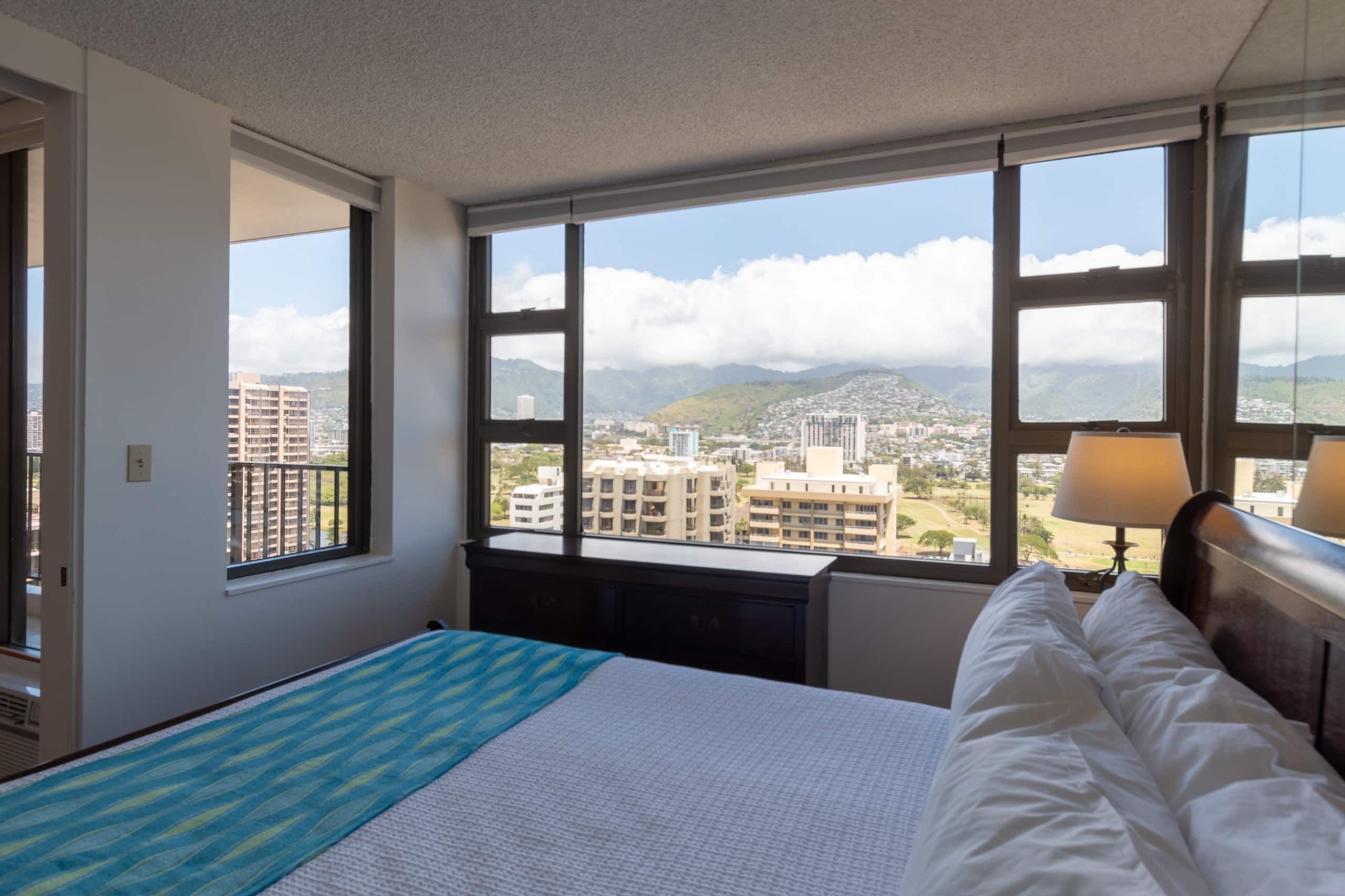 Condo in Honolulu · ★4.8 · 1 bedroom · 2 beds · 1 private bath - Image 9