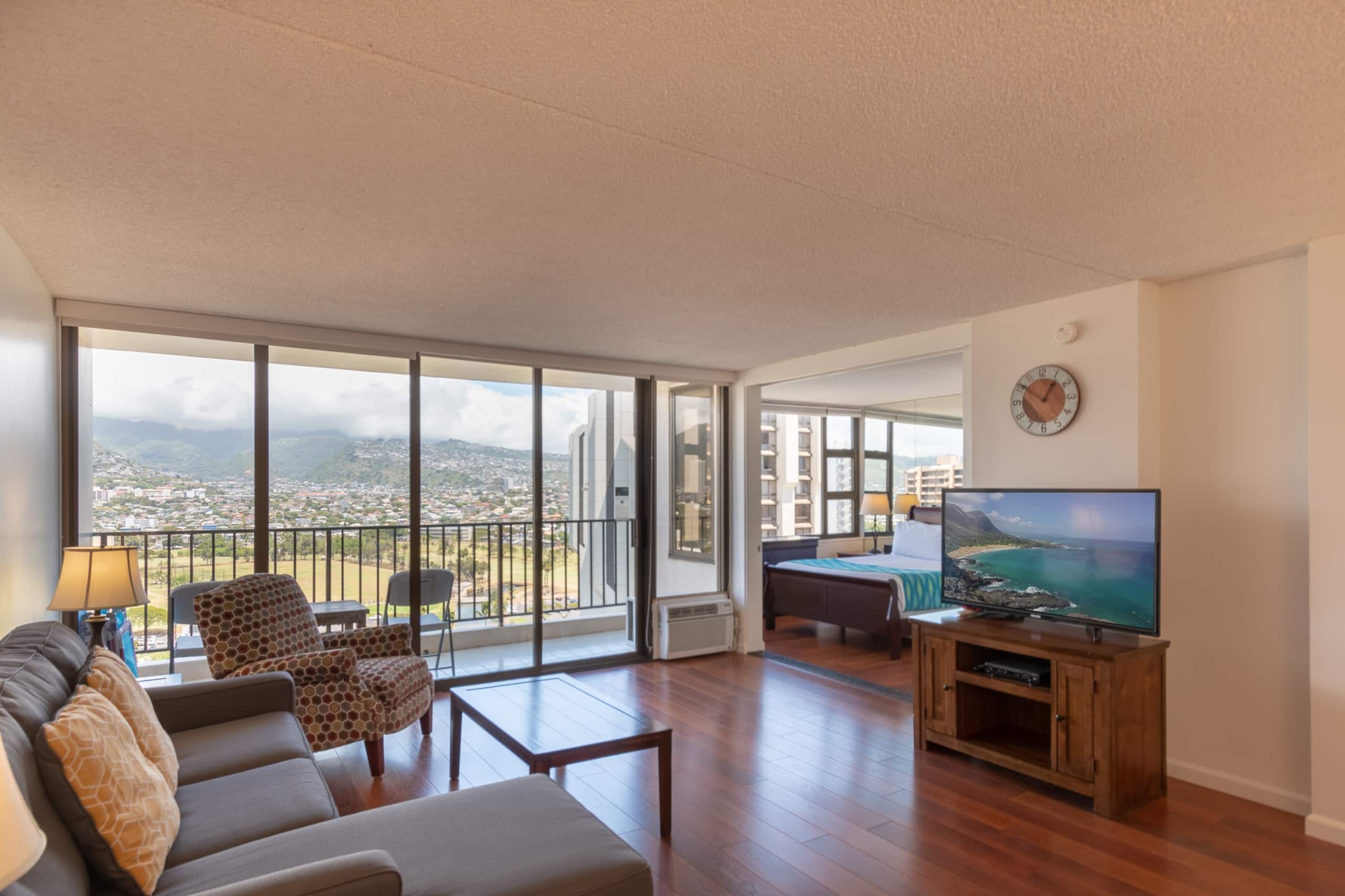 Condo in Honolulu · ★4.8 · 1 bedroom · 2 beds · 1 private bath - Image 16
