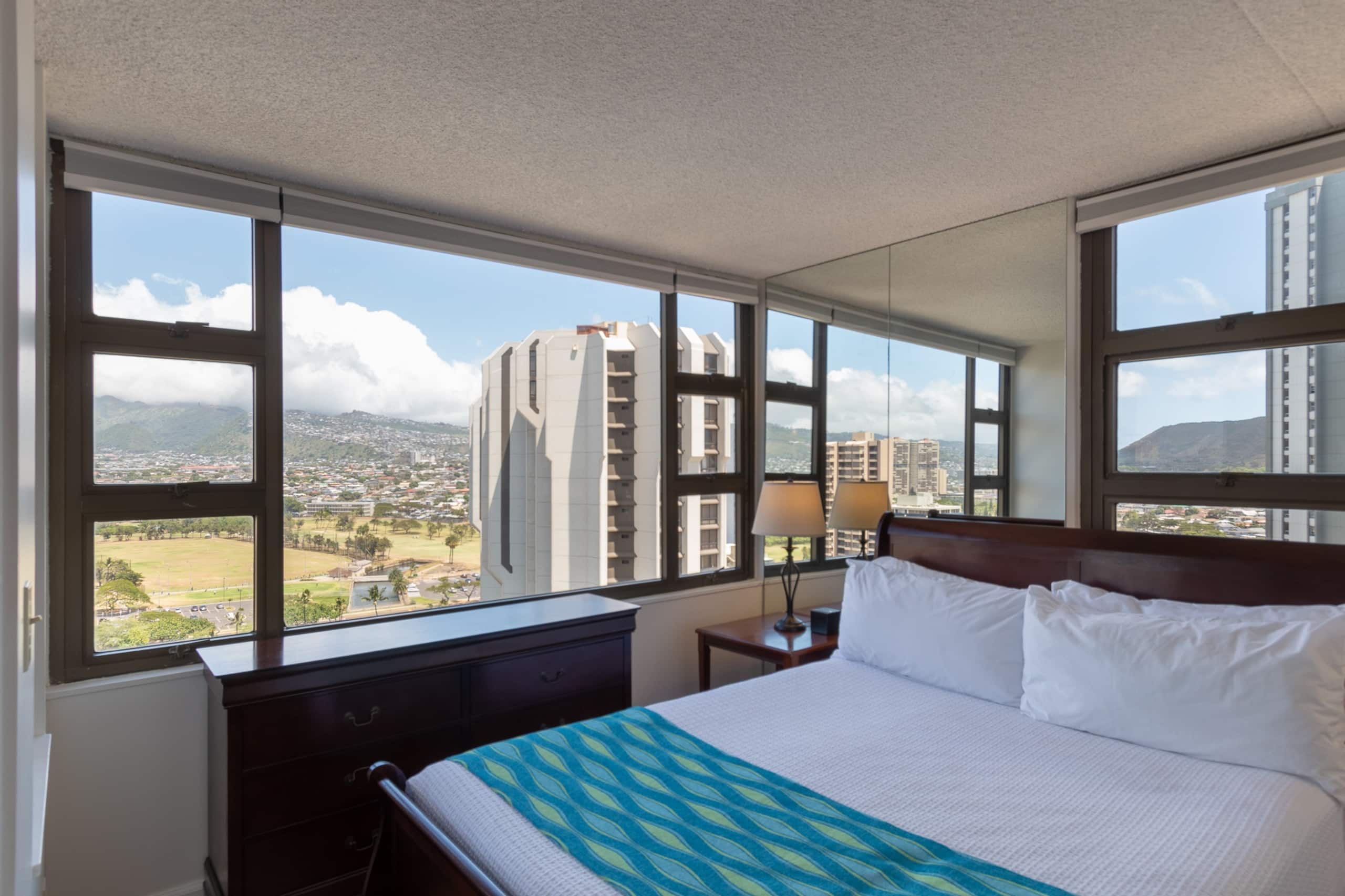 Condo in Honolulu · ★4.8 · 1 bedroom · 2 beds · 1 private bath - Image 19