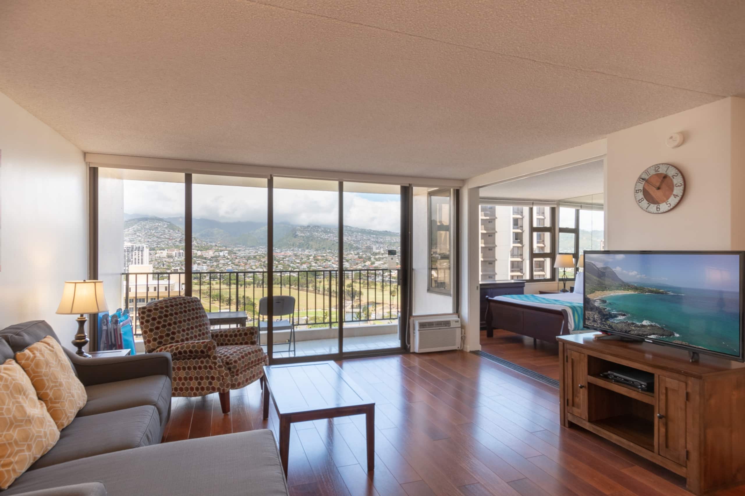 Condo in Honolulu · ★4.8 · 1 bedroom · 2 beds · 1 private bath - Image 17