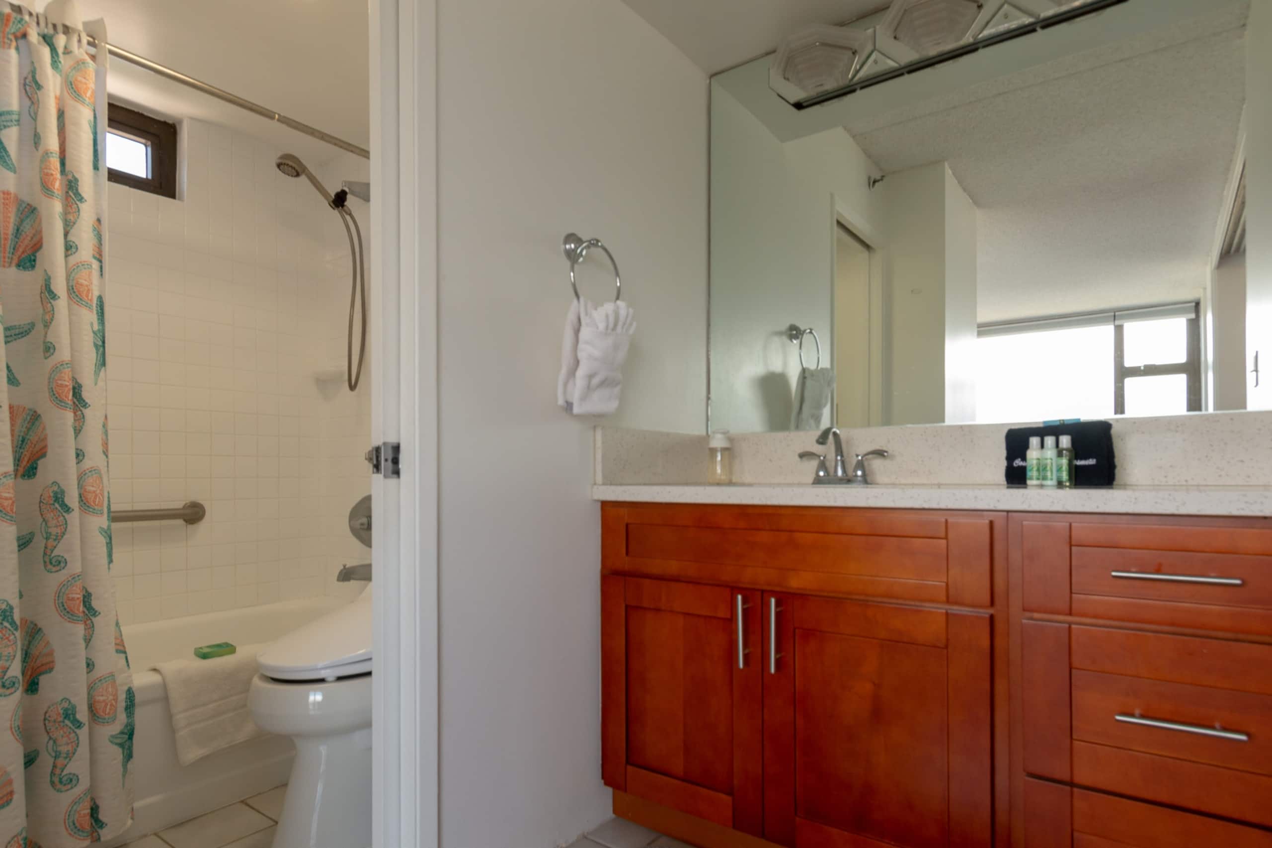 Condo in Honolulu · ★4.8 · 1 bedroom · 2 beds · 1 private bath - Image 12