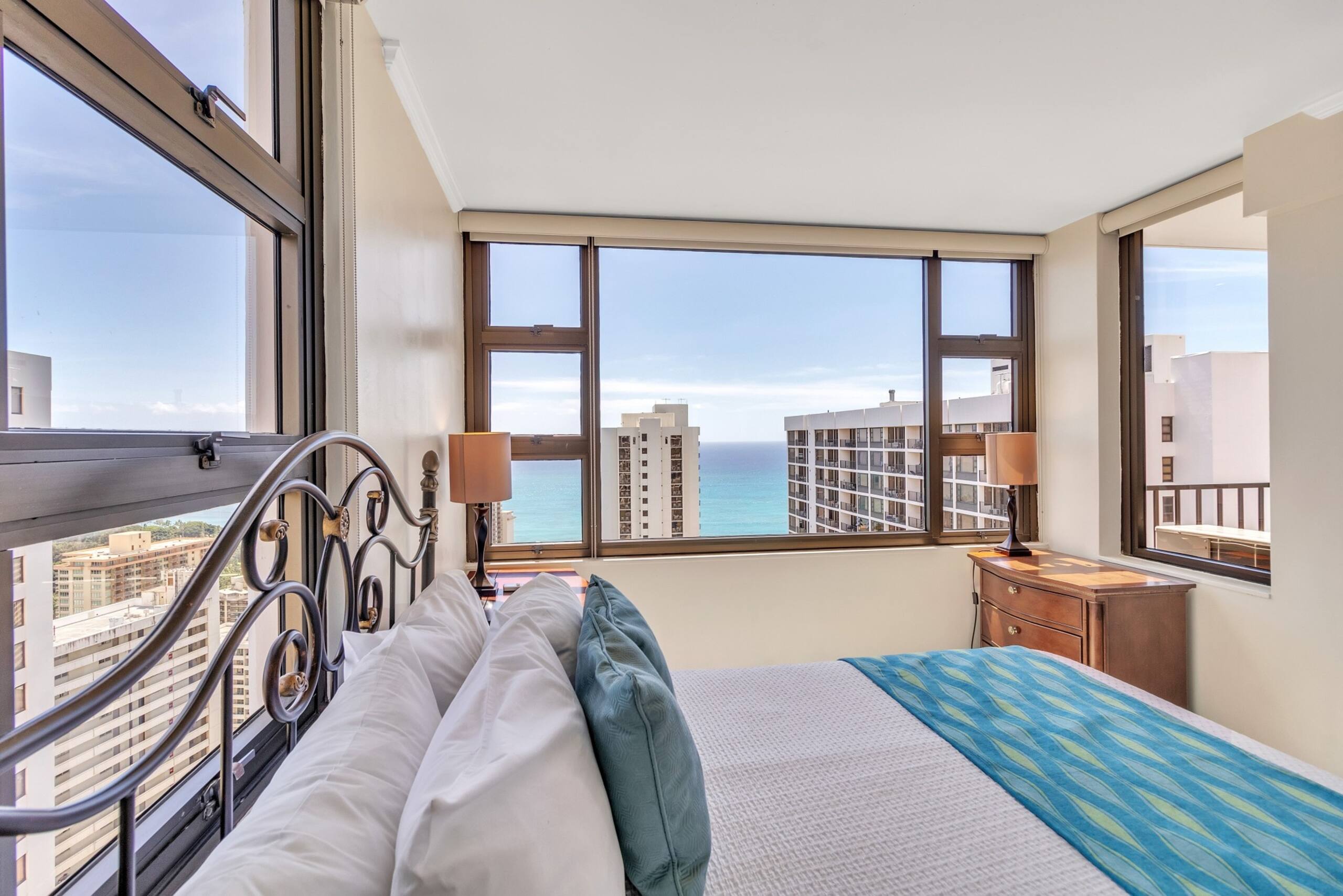 Condo in Honolulu · ★4.45 · 1 bedroom · 2 beds · 1 private bath - Image 8