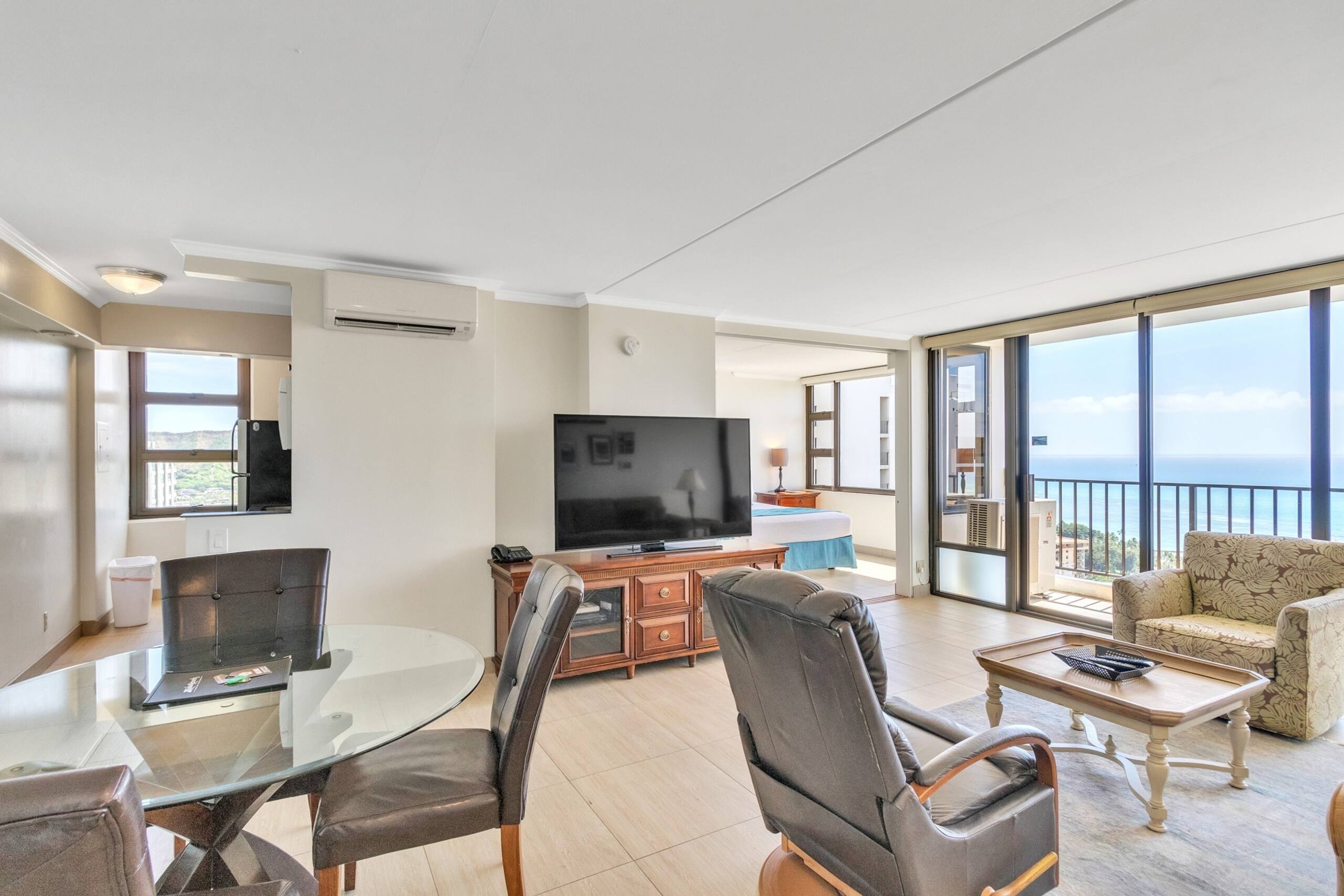 Condo in Honolulu · ★4.45 · 1 bedroom · 2 beds · 1 private bath - Image 5