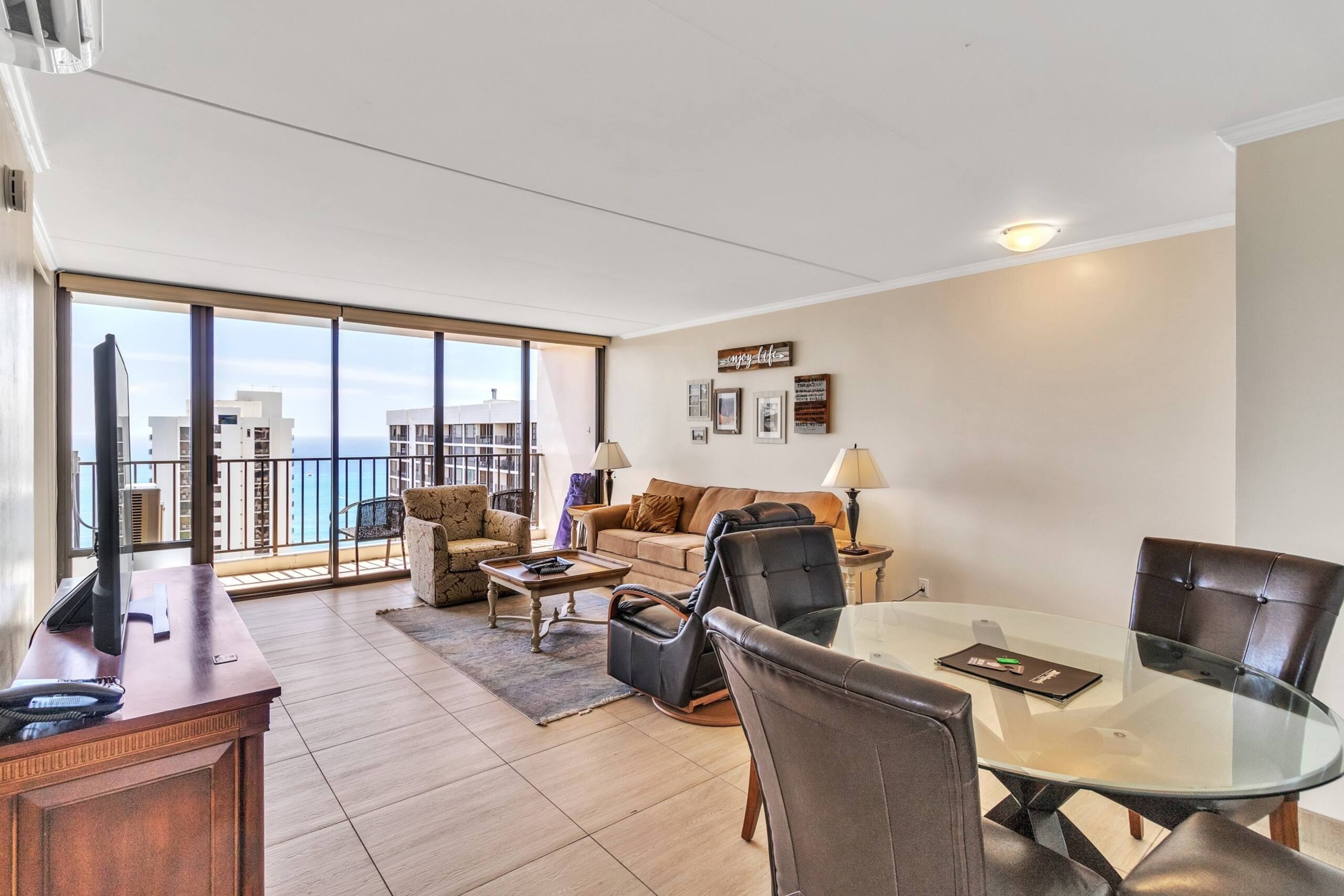 Condo in Honolulu · ★4.45 · 1 bedroom · 2 beds · 1 private bath - Image 10