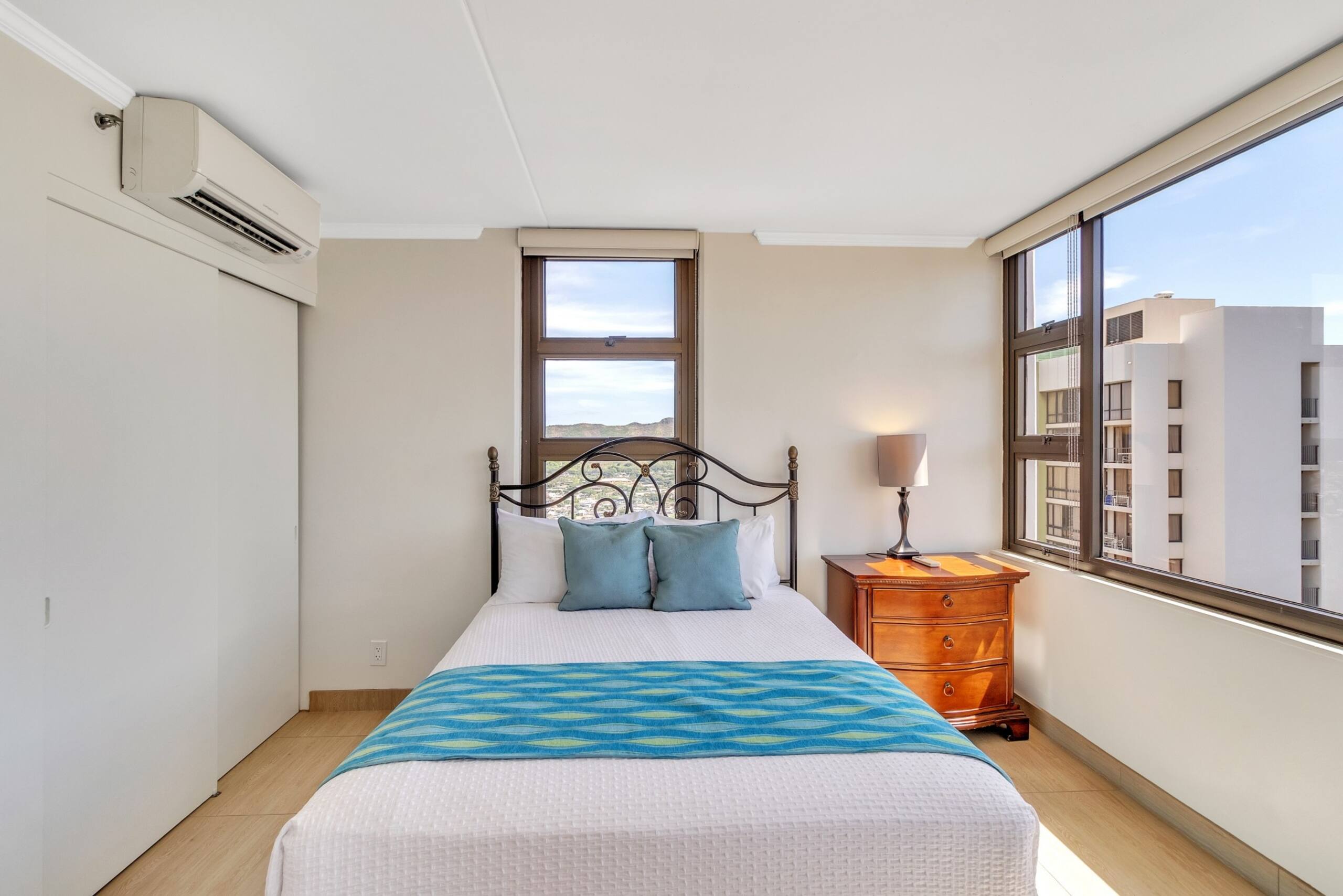 Condo in Honolulu · ★4.45 · 1 bedroom · 2 beds · 1 private bath - Image 12