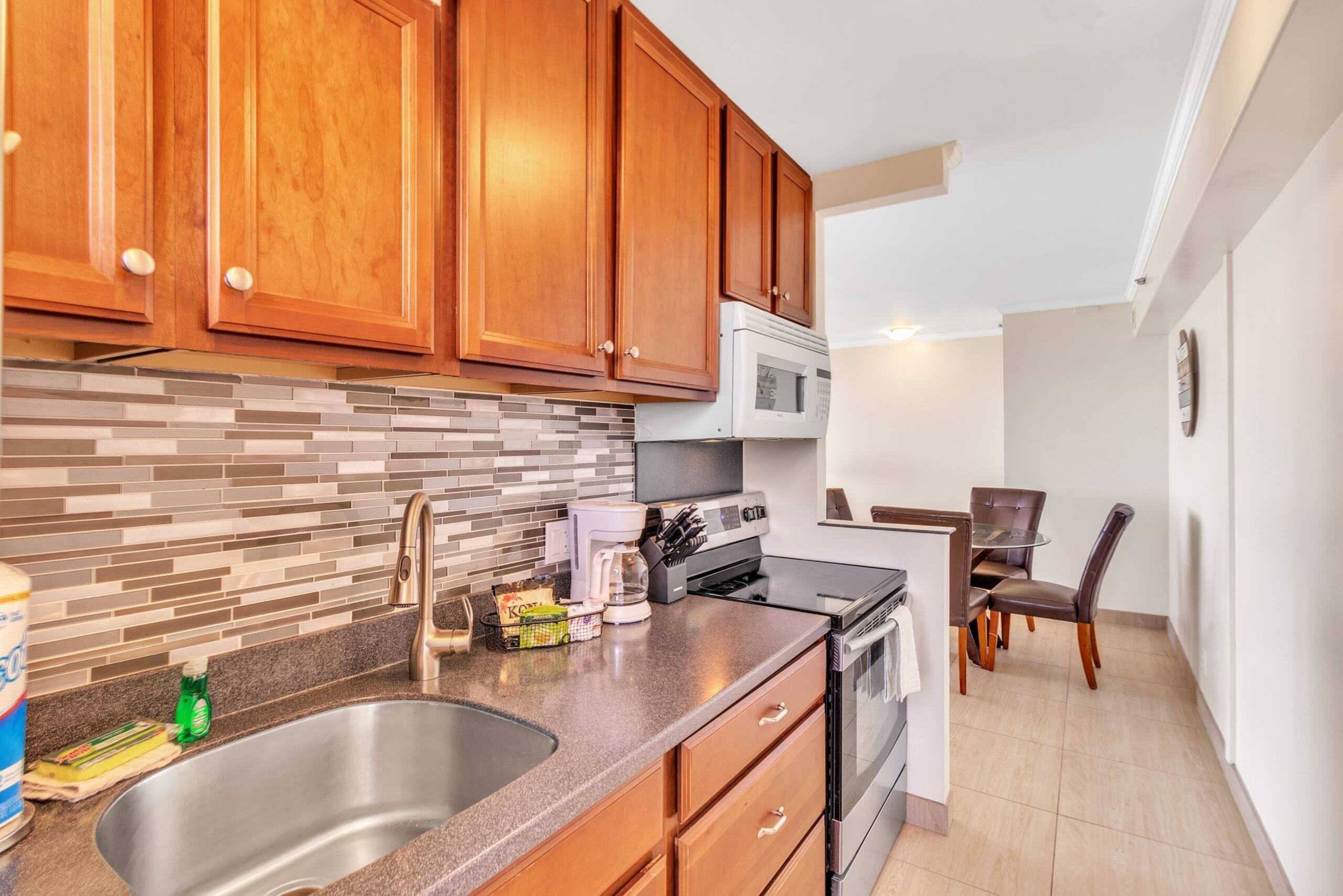 Condo in Honolulu · ★4.45 · 1 bedroom · 2 beds · 1 private bath - Image 15