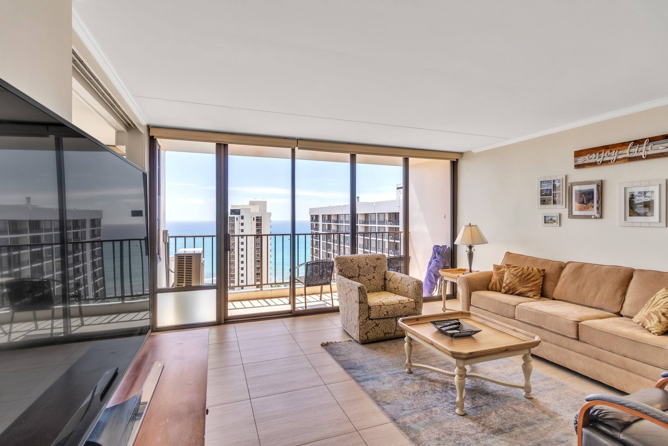 Condo in Honolulu · ★4.45 · 1 bedroom · 2 beds · 1 private bath - Image 14