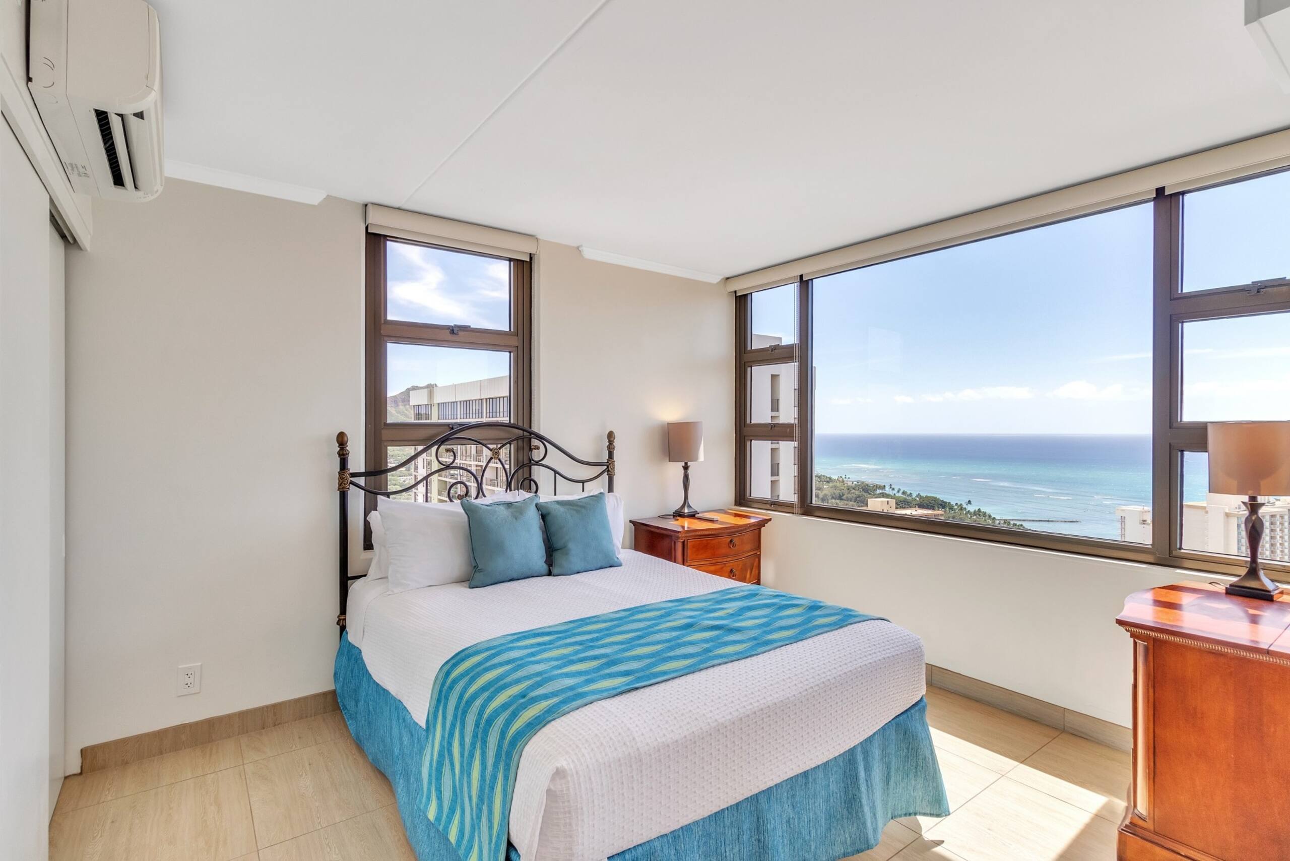 Condo in Honolulu · ★4.45 · 1 bedroom · 2 beds · 1 private bath - Image 3