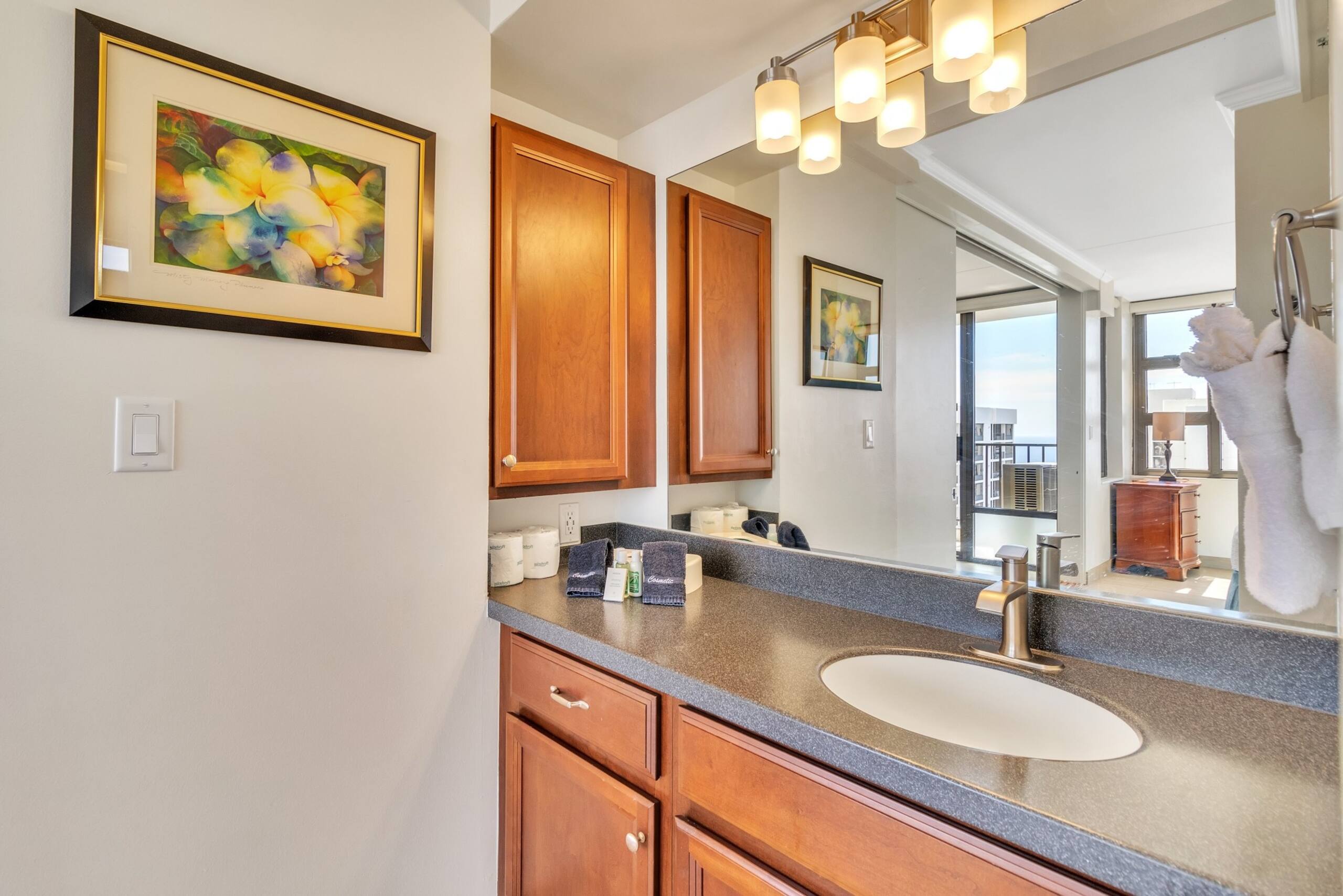 Condo in Honolulu · ★4.45 · 1 bedroom · 2 beds · 1 private bath - Image 27