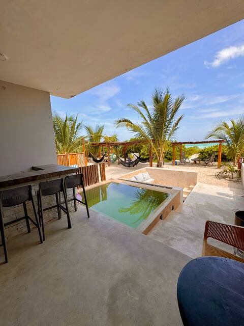 Beachfront Luxury Villa for 7 people, pool and bar