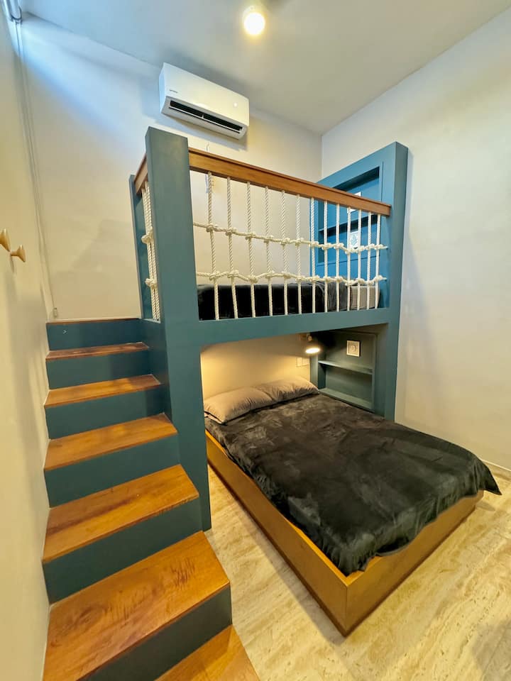 Dhoma 3 me krevat dopio dhe tek, me dru me cilësi të lartë. Numëro me ventilator A/C dhe tavan.