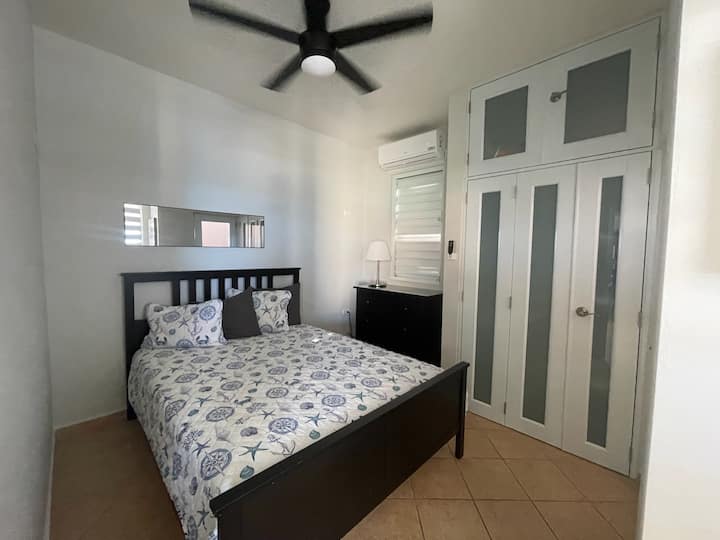 Cama tamaño queen en el principal con baño completo adjunto