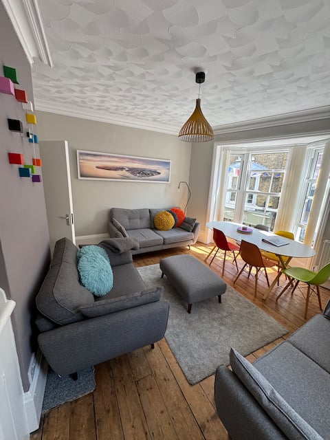 Top Airbnb: Cowes 2 Bed Apartment, Heart of the Action in Cowes