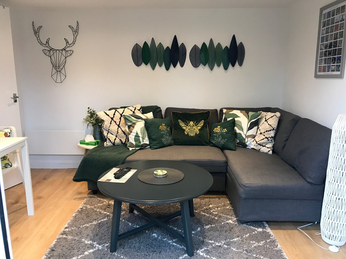 Popular Airbnb listing: Cosy Garden Cabin • Near Windsor Castle & Legoland in Eton
