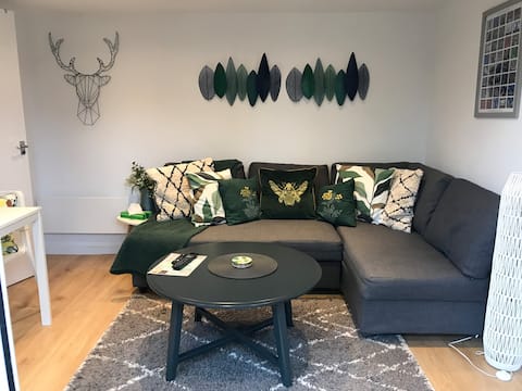 Popular Airbnb listing: Cosy Garden Cabin • Near Windsor Castle & Legoland in Eton