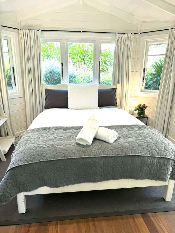 Deuxième chambre paisible avec lit Queen Size et vue sur le jardin