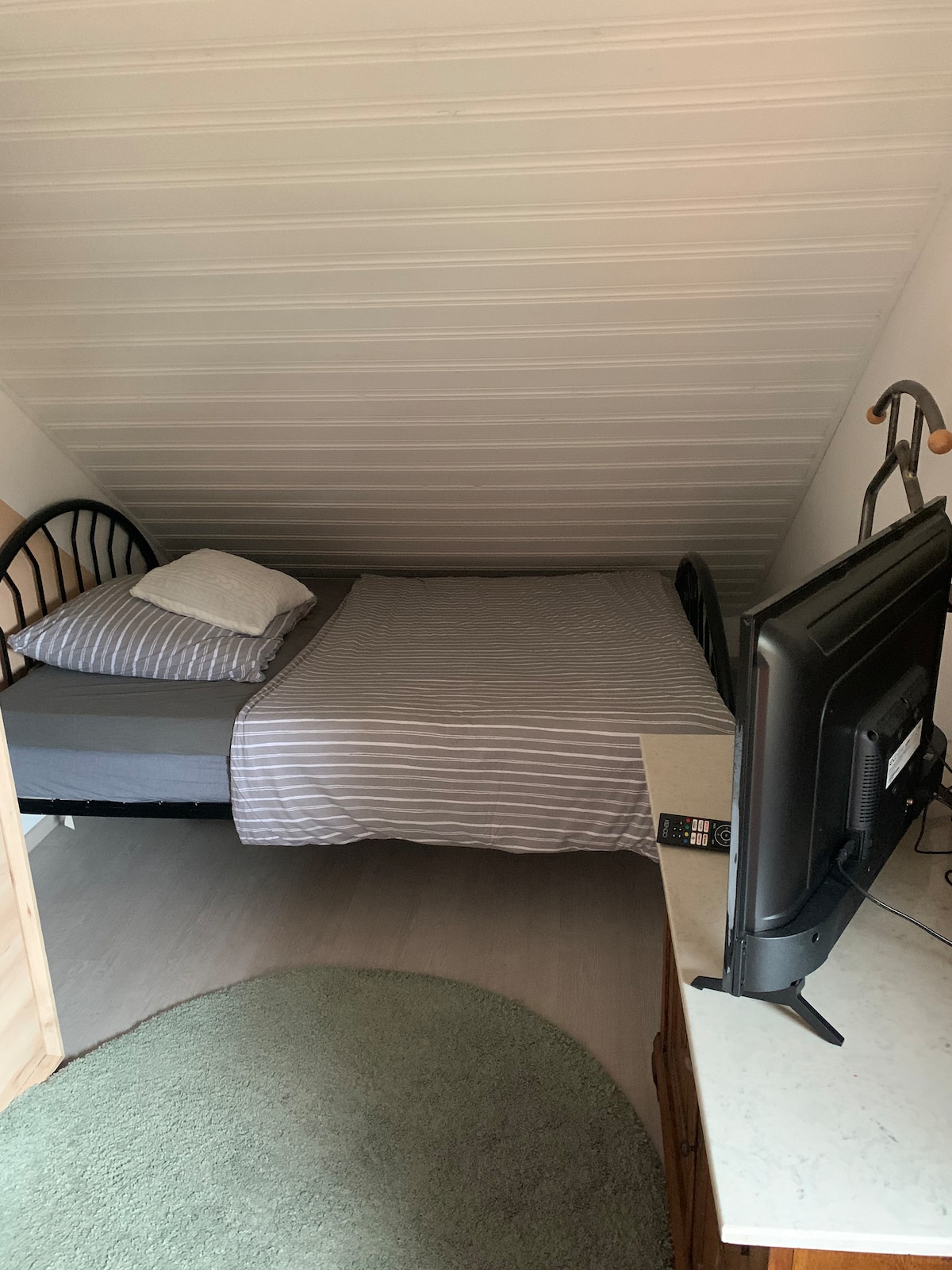 Spálňa 2 s posteľou 1,40 m a rozkladacou pohovkou 1,40 m
V tejto izbe sa nachádza aj televízor s Fire TV Stick.
