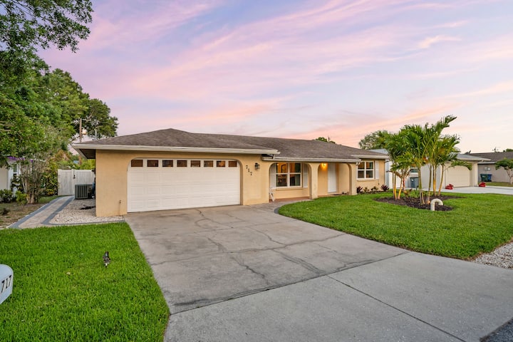 Honey Glow | Screened-in Porch + Yard Games! - Sarasota