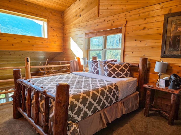 The front of the loft has a queen bed and spectacular views.  Though it isn't a completely enclosed room, it is reasonably private from the downstairs.