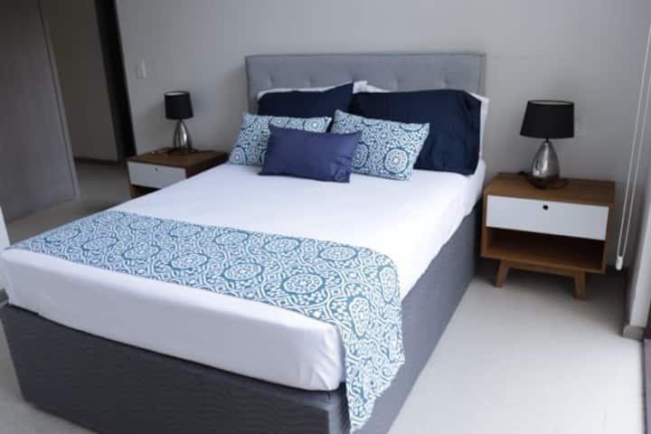 سريران مزدوجان، أحدهما يخرج تحت السرير الرئيسي. سرير أطفال 