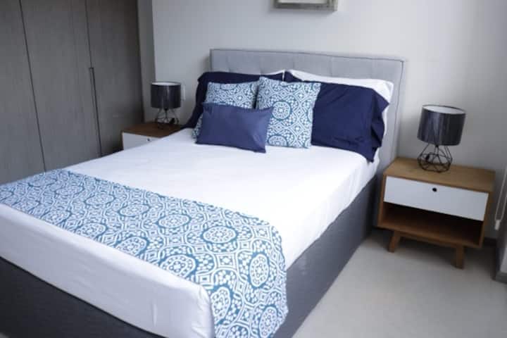 سريران مزدوجان، أحدهما يخرج تحت السرير الرئيسي. سرير أطفال 