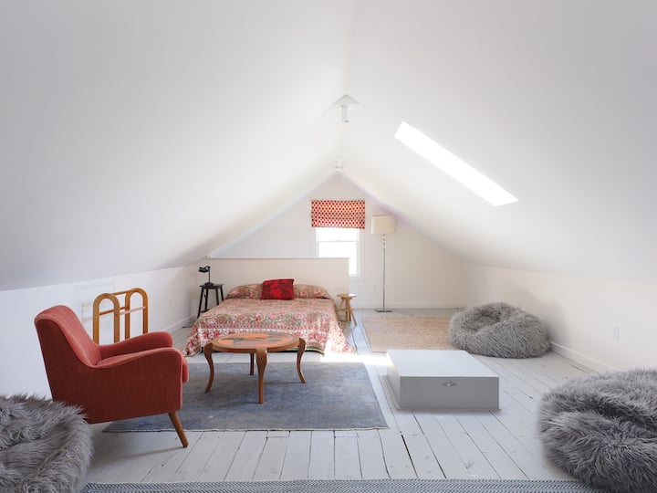 Ático amplio, luminoso y renovado, con escritorio para trabajar y dos ventanas que dejan entrar mucha luz.