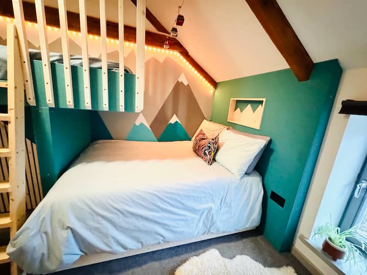This room will have a single lower bed replacing the double here for 2026 so photos will be updated once the change has been made :)  