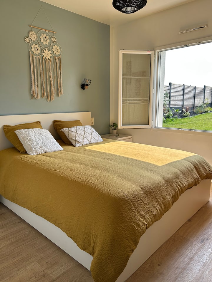 Suite principal en la planta baja con cama tamaño queen y baño privado.