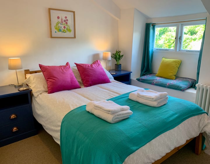 第二间卧室配有床头抽屉和带悬挂空间的小型内置橱柜。 