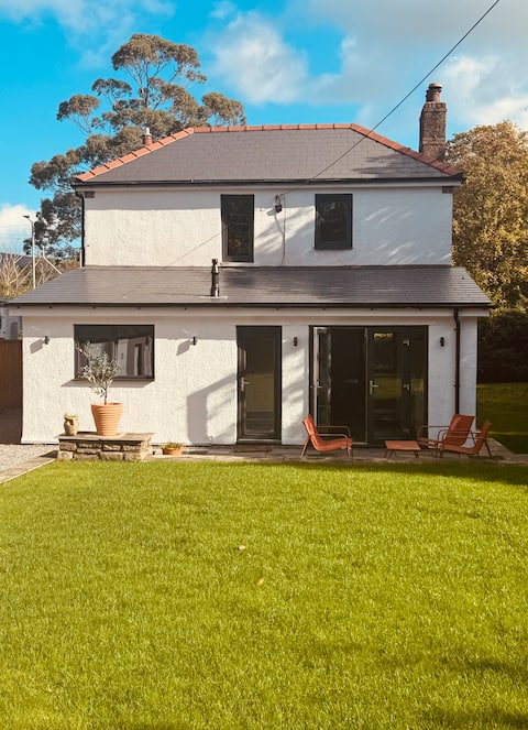 Selfcontained 4 bed detached house parking gardens