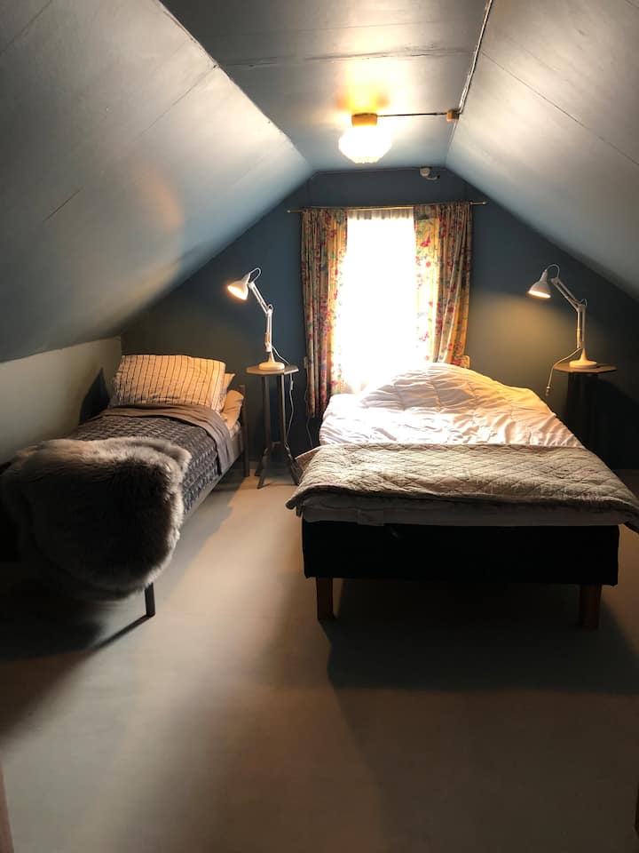 Bedroom 2 with a small double bed (120x200cm) and a single bed (75x190cm).