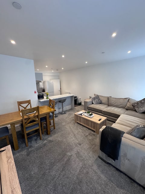 Entire flat, Perfect for South Wales Attractions