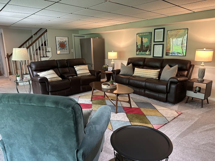 ครอบครัวของคุณจะสามารถยืดเส้นยืดสายและผ่อนคลายในพื้นที่นั่งเล่นชั้นล่างที่อบอุ่นในขณะที่เพลิดเพลินกับวิวสนามกอล์ฟด้านนอกประตูกระจกบานเลื่อน