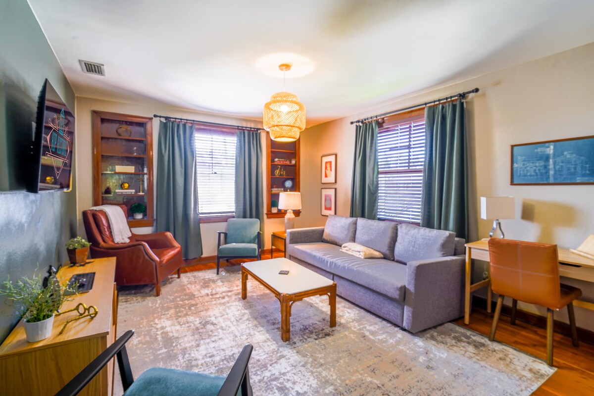 סלון נוח עם נוף לנהר, עמדת עבודה ייעודית (כולל כבלי אתרנט), ספה נפתחת בגודל מלא וטלוויזיה חכמה עם גישה לכל המינויים המועדפים עליכם!