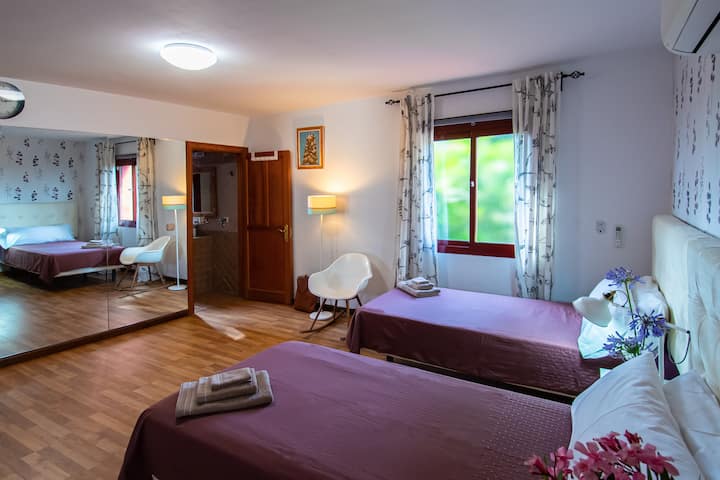 חדר עם 2 מיטות של 90 ס"מ על 200 ס"מ, עם חדר רחצה פרטי.