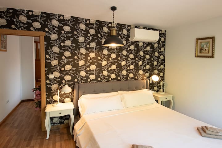 חדר עם מיטה זוגית בגודל 180x200 ס”מ