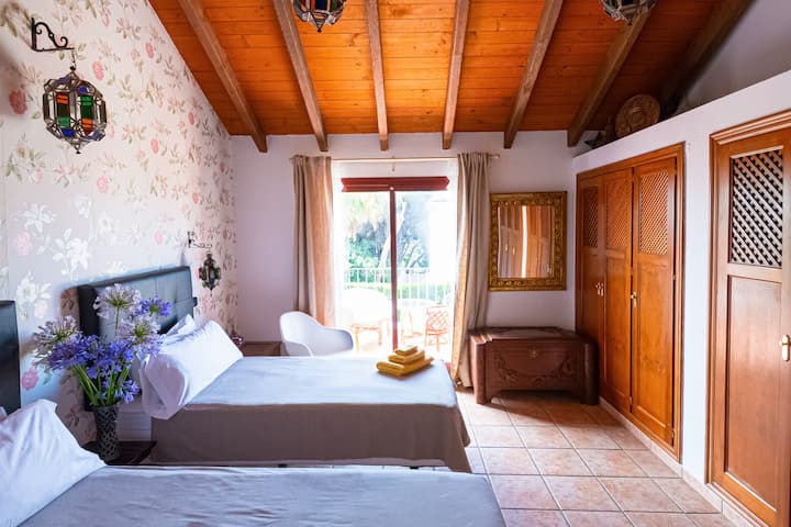 חדר עם 2 מיטות בגודל 90 ס"מ על 200 ס"מ