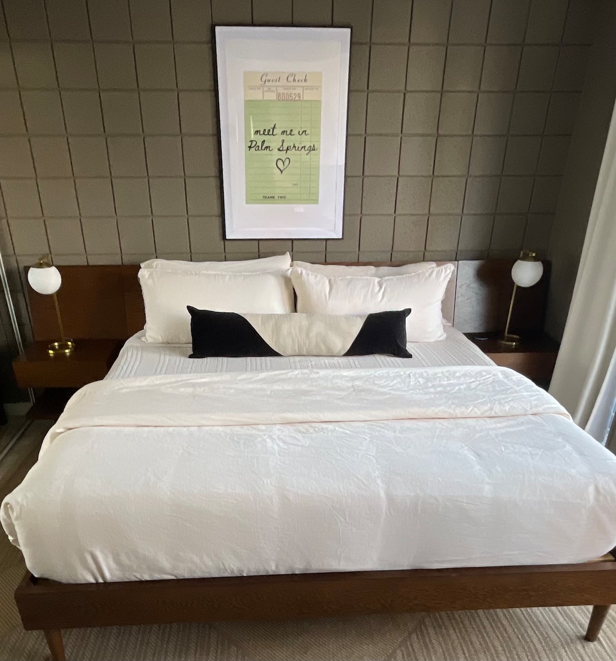 Დიდი ზომის მეხსიერების ქაფის ლეიბი და კასპერის ბალიშები სამოთხეში დამზადებული ასანთია, სანამ დროებით მოხსნით. 