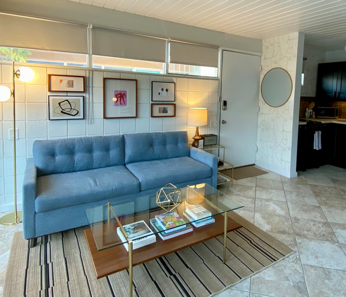 Ისიამოვნეთ თქვენი ყველა საყვარელი გადაცემის ყურებით ჩვენი სმარტ-ტელევიზორით, რომელიც აღჭურვილია Disney+ -ით, Netflix-ით, Prime Video-ით და სხვა. 
Joybird-ის დივანი მეხსიერების ქაფის დედოფლის კაბად გარდაიქმნება და ძალიან კომფორტულია. 