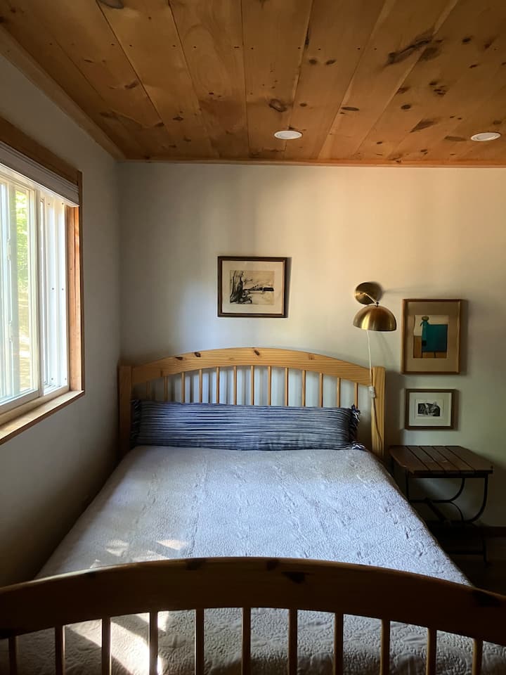 舒适的标准双人床。 