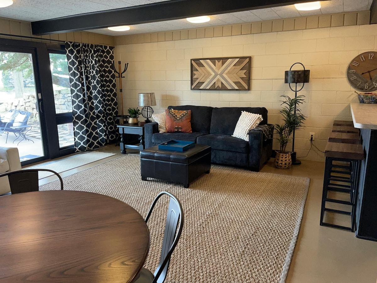 El sofá es una cama extraíble tamaño queen.