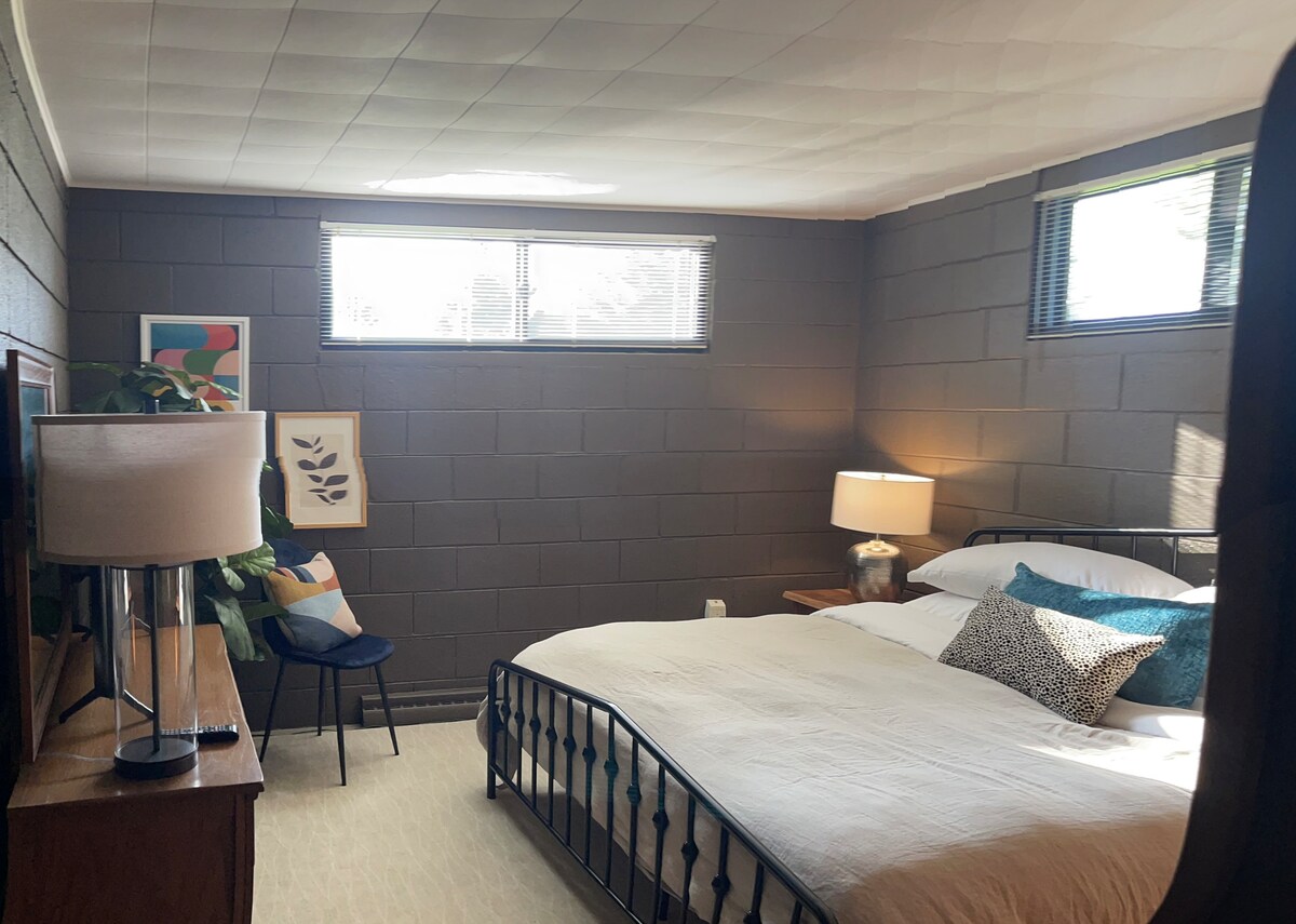 El dormitorio con una cama tamaño king incluye televisión.