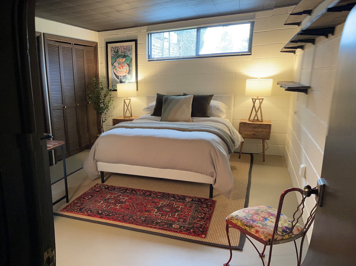 El dormitorio con una cama tamaño queen incluye televisión.