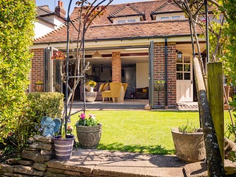 Popular Airbnb listing: Mallard Cottage in Winchester City