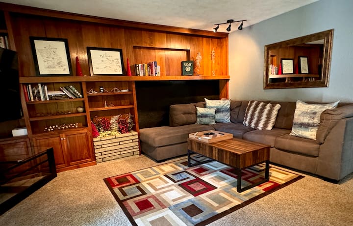 Hot Tub Oasis Hideaway W/ 4 Bed + Large Patio+yard - Independence, MO
