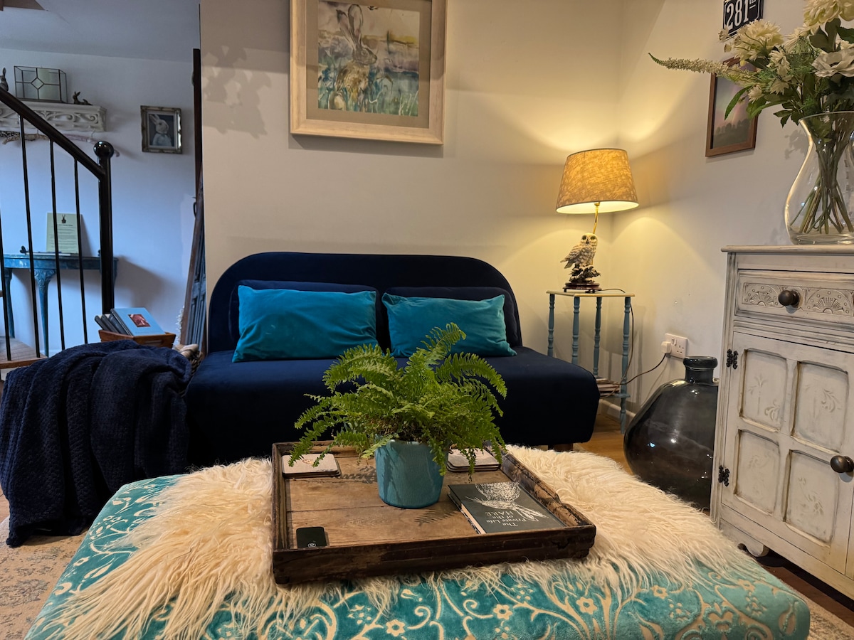 Sofa easily made into double sofa bed
Perfect for 3rd person, same sex friends who don’t want to bed share, & those who prefer bed & bathroom on same floor 