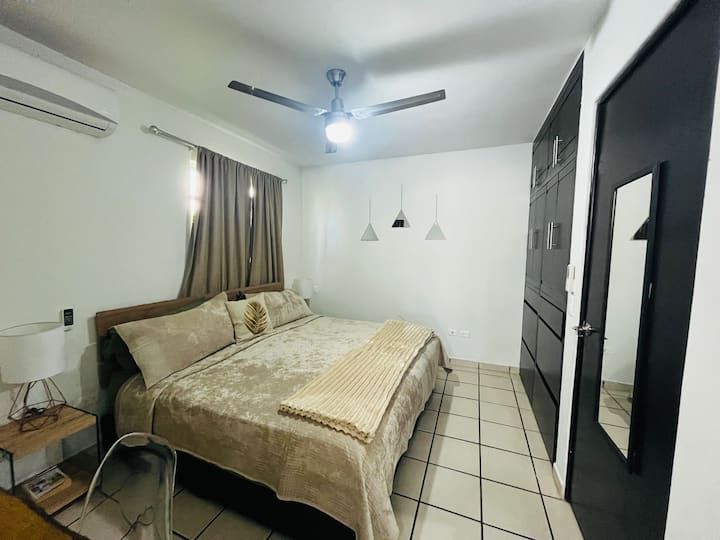 غرفة نوم رئيسية مع حمام ملحق.