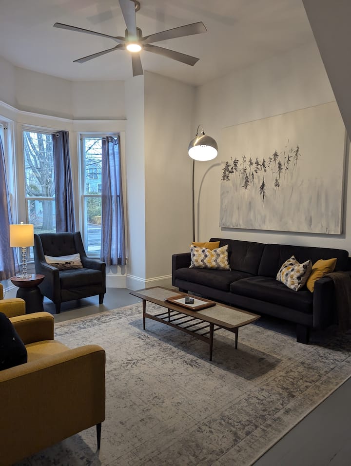 DOWNTOWN 2 bdrm, 2.5 bath renovated historic home