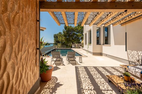 Seafront villa | Gym, Pool & Tennis
