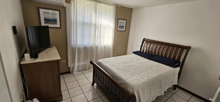 A második ágy egy kihúzható kétszemélyes tundra a queen méretű ágy alatt